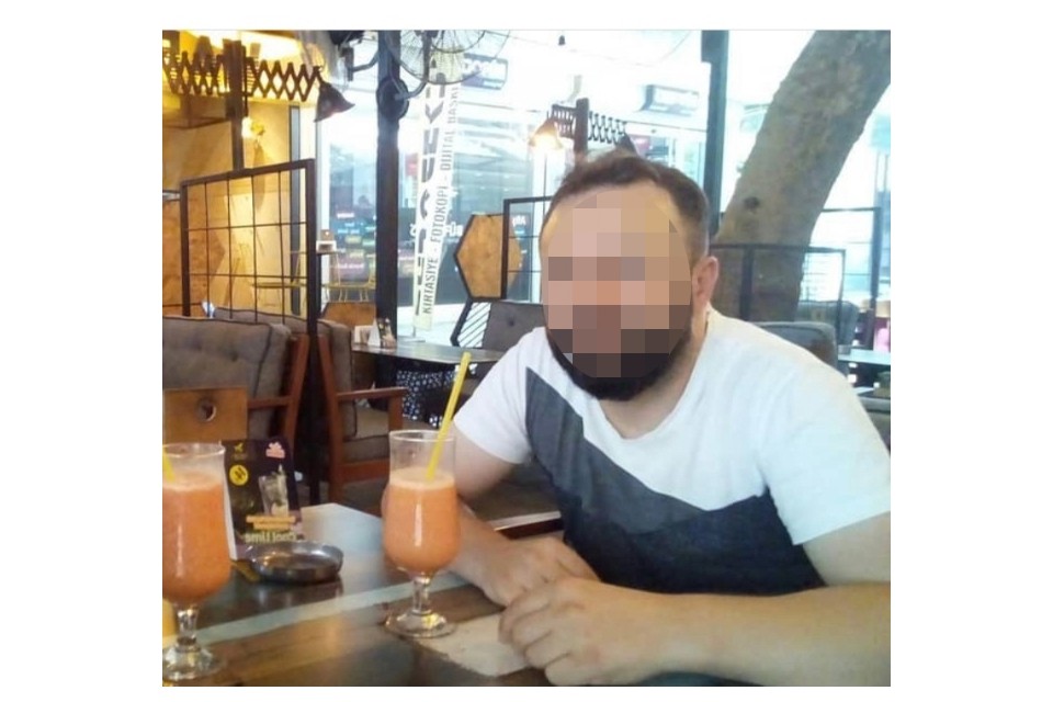 Karısını önce eşarpla boğmaya çalıştı, sonra bıçakla boğazını kesti