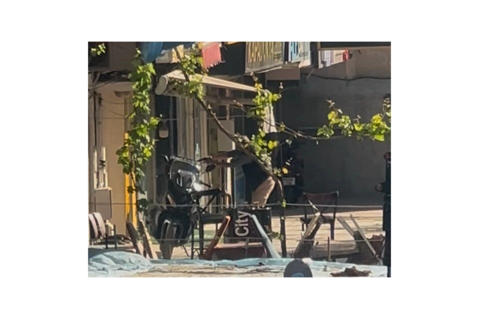 Kendisini silahla vuran şüpheliyi kovalayıp yere yıktı
