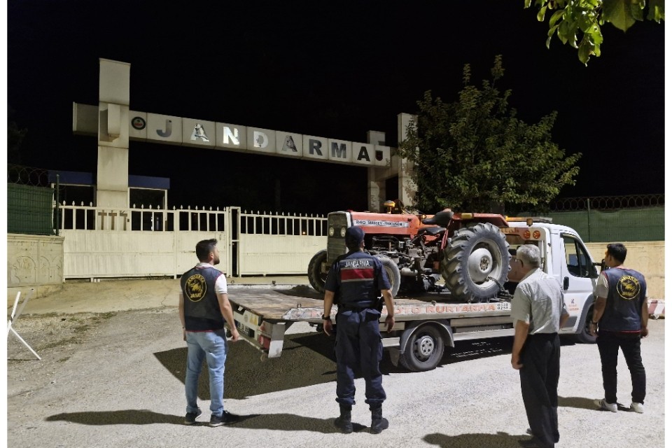 Komşunun traktörünü çalıp 60 bine sattılar