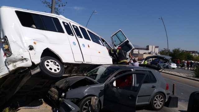 Otomobilin minibüsün altına girdiği kazada 2 kişi yaralandı