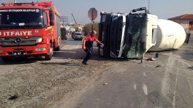 Beton mikseri ile kamyon çarpıştı: 1 yaralı