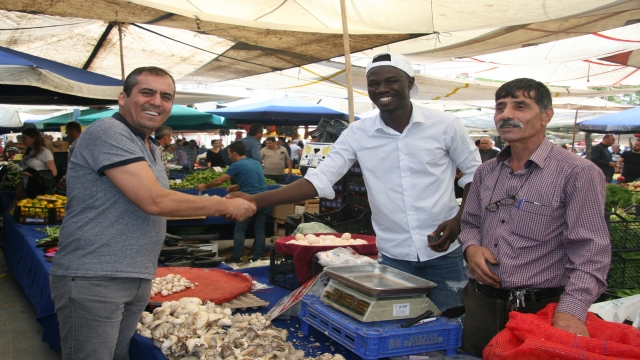 Denizli’de, Gine-Bissaulu pazarcı gencin hikayesi