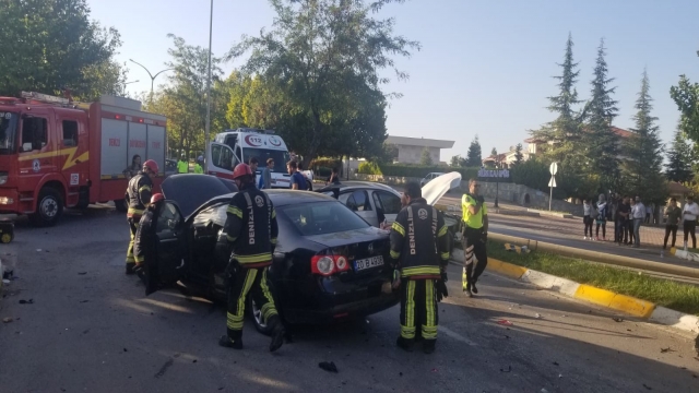 Denizli’de iki araç kafa kafaya çarpıştı: 2 yaralı