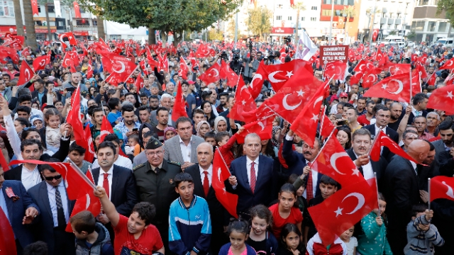 Onbinlerce Denizlili Cumhuriyet Bayramı Yürüyüşü'nde buluştu