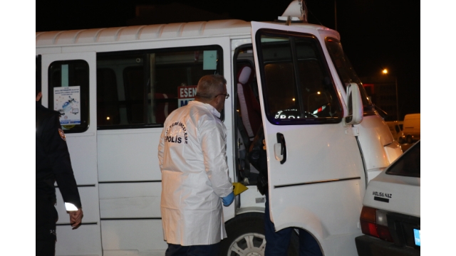 Seyir halindeki dolmuş şoförünün kafasına tabanca kabzasıyla vurdu