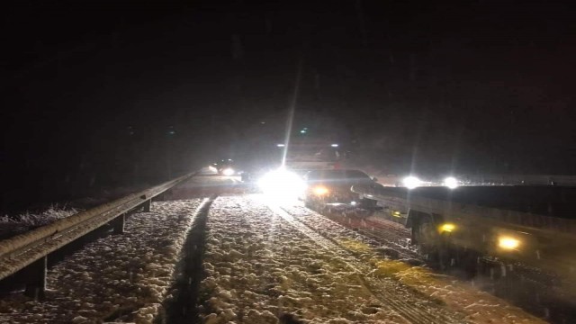 Afyonkarahisar-Antalya karayolu yoğun kar yağışı nedeniyle ara ara kapandı