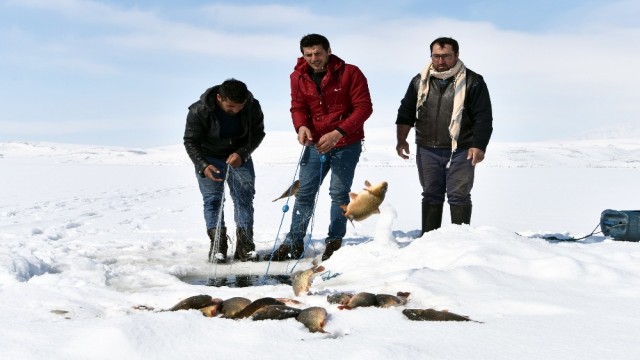 Donan Nazik Gölü’nde Eskimo usulü balık avı