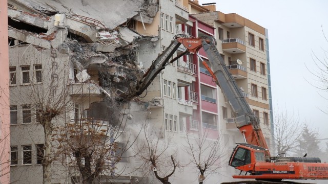 Malatya’da riskli binalar yıkılmaya devam ediyor