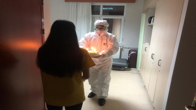 Sağlık personeli onu unutmadı, Çinden tahliye edilen öğrenci doğum gününü karantina odasında kutladı