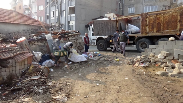 Buldan'da bir evden 15 kamyon çöp çıktı
