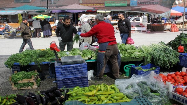 Korona pazarda sebze, meyve fiyatlarını düşürdü patates ve sarımsak zamlandı