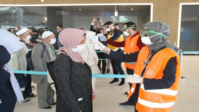 Umreden dönen Türk yolcular, sağlık taramasından geçirildi