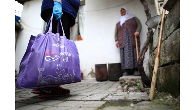 Büyükşehir'den 65 yaş üzeri ihtiyaç sahiplerine gıda yardımı