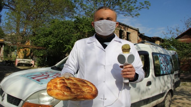 Karaoke mikrofonu ile pide sattı, herkesin ilgi odağı oldu