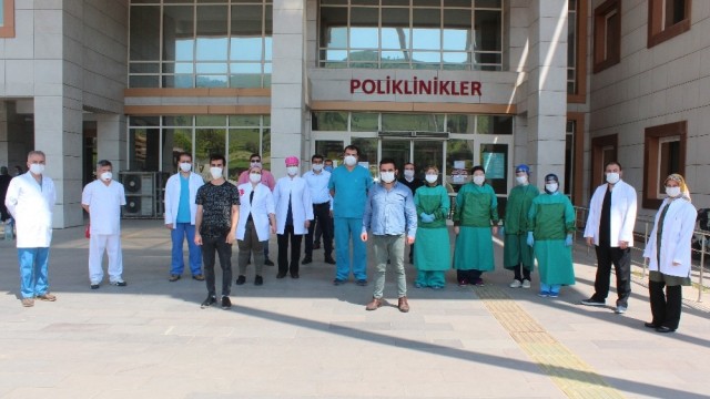 Virüsü yendiler, alkışlarla uğurlandılar