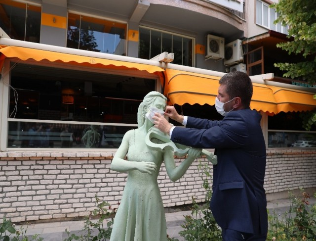 Burdur’da heykeller maskelendirildi