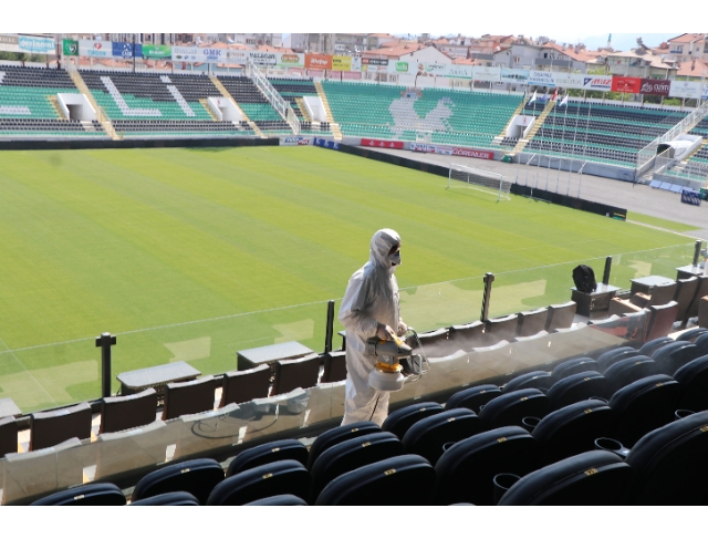 Büyükşehir, Atatürk Stadyumu'nu dezenfekte etti