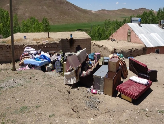 Depremle birlikte 3 çocuğuyla dışarıda kaldı