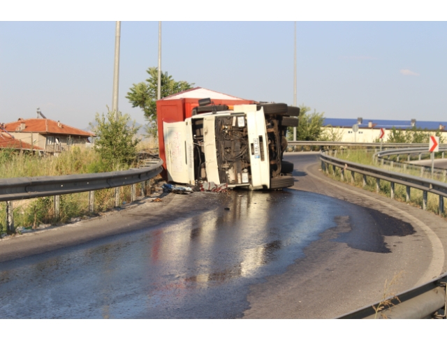 Devrilen kamyonet sürücüsü, “Gözümü güneş aldı” dedi