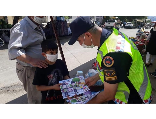 Jandarma çocuklara trafik kurallarını öğreten boyama kitabı hediye etti