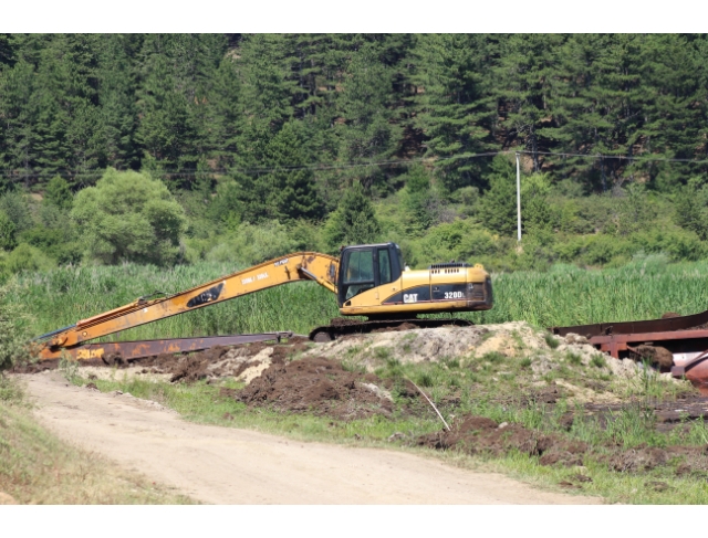 Buldan Yayla Gölü'nde torf madeni çıkarılmaya devam ediyor