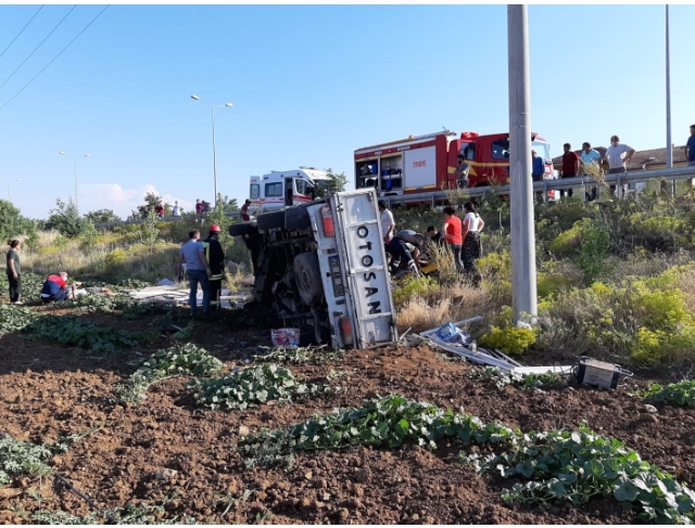 Kontrolden çıkan kamyonet tarlaya devrildi: 3 yaralı