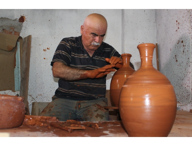 Müşteriye ‘bardak yok’ demekten utandığı için asırlık mesleği devam ettiriyor