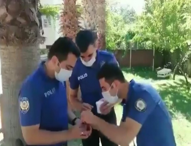 Polislerden susuz kalan serçeye şefkat eli