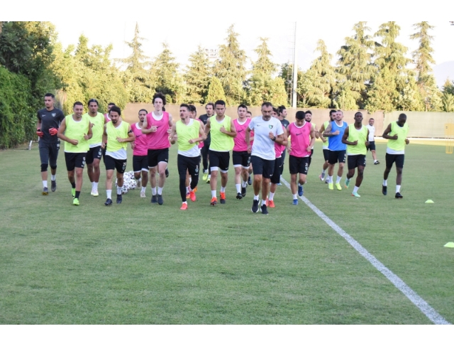 Denizlispor’da bir tarafta transfer çalışmaları diğer yanda idman devam ediyor