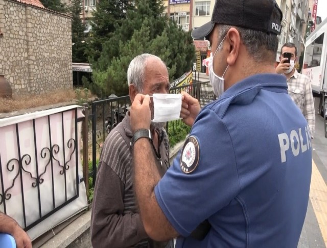 Tokat polisi ceza yerine maske hediye etti