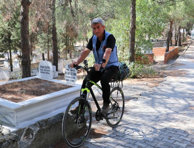 Bisikletle 500 kilometre yol gelerek Türkiye’nin kültür hazinesini mezarı başında ziyaret etti