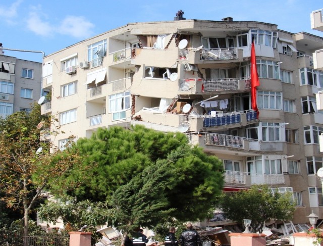 Apartmanlarının yıkımın çaresizce gözyaşları içerisinde izlediler tek tesellileri Türk bayrağı oldu