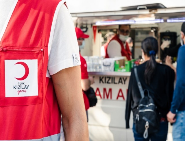 Kızılay İzmir’de yardımlarına devam ediyor