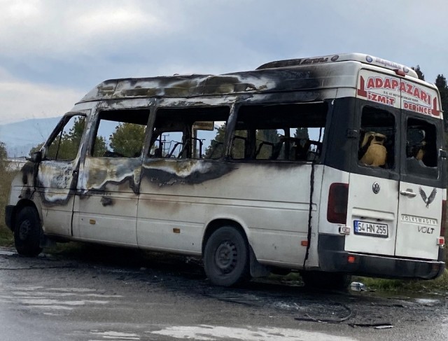 Ortaklarına kızdı, minibüsünü yaktı