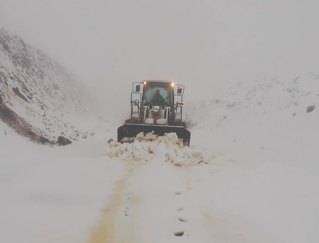 Yol onarım ekibine kar sürprizi