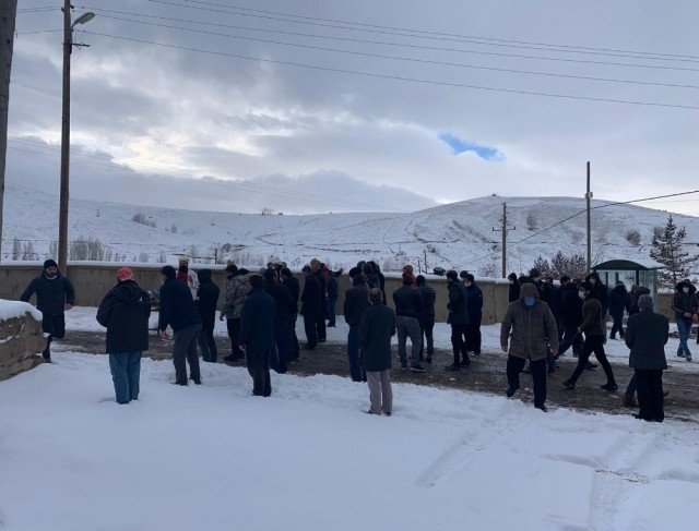 Babaları tarafından öldürülen 2 çocuk toprağa verildi