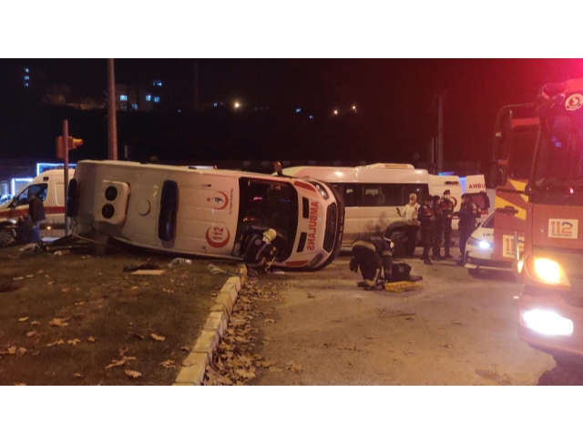 Çiçeği burnunda anneyi taşıyan ambulans personel servisiyle çarpışıp devrildi: 14 yaralı