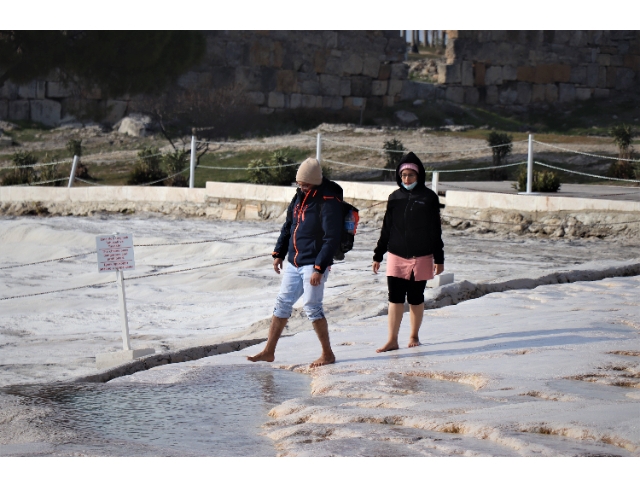 Kısıtlamadan muaf olan turistler Pamukkale’ye doyamadı