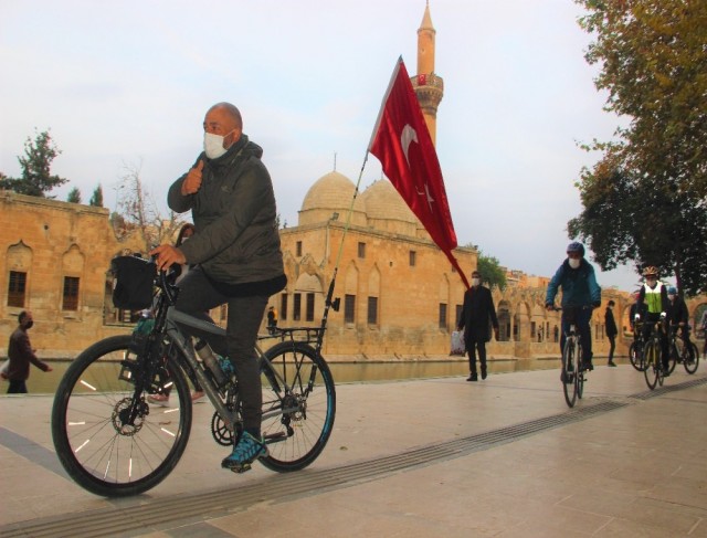 Türk bayraklı bisikleti ile dünyayı geziyor