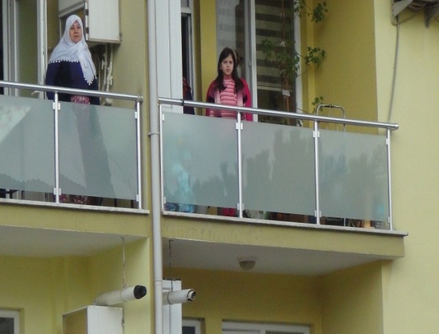 Müdürler ve öğretmenler sıraya girdi öğrenciler balkona çıktı