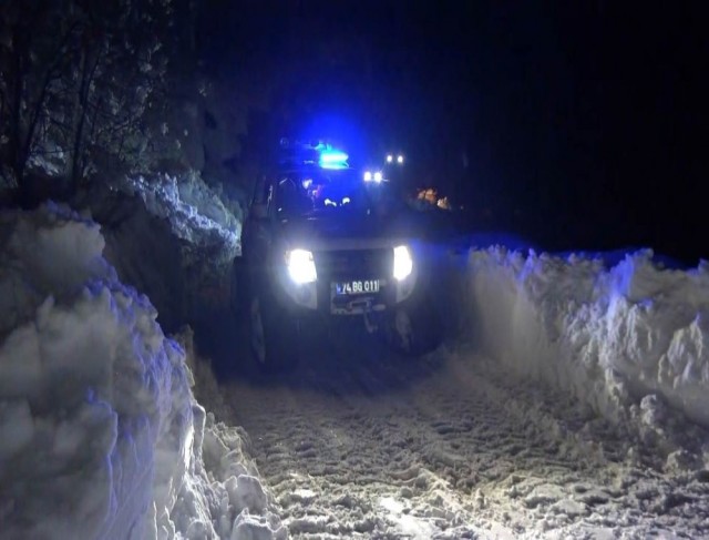 UMKE ekipleri paletli ambulansla yolu kapanan hastaya ulaştı