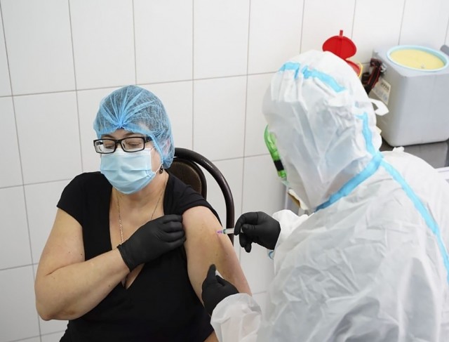 Ukraynada ilk Covid-19 aşısı bir doktora yapıldı