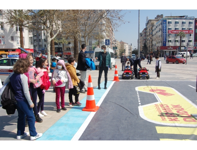 Jandarmadan çocuklara simülasyonlu trafik eğitimi