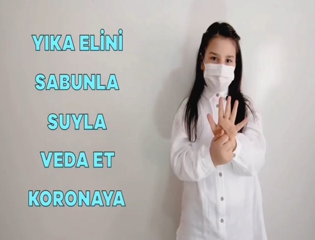 Minik öğrencilerden işaret diliyle pandemi eğitimi