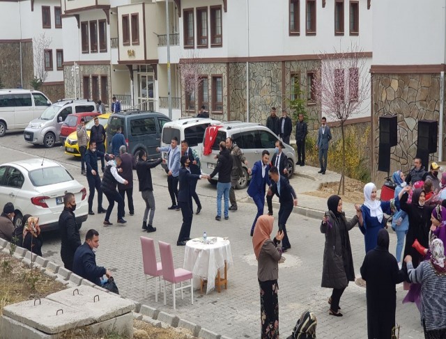 İzinli kına eğlencesinde sosyal mesafe ve maske kuralları ihlal edildi