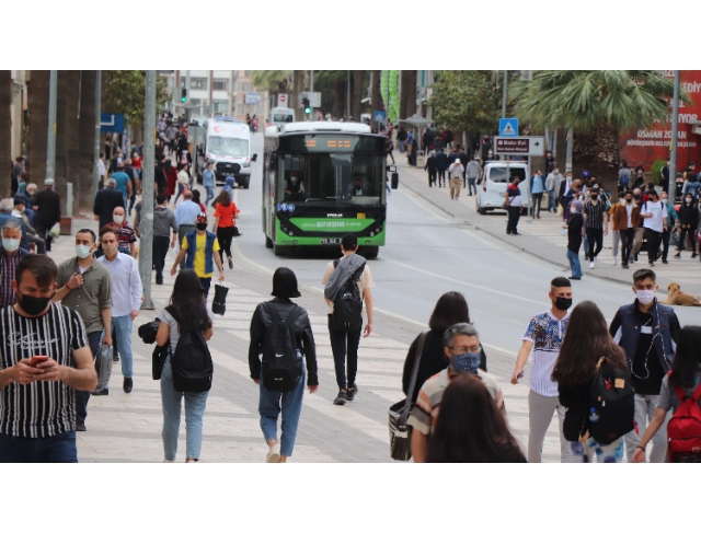 Tam kapanmaya saatler kala kent merkezinde yoğunluk yüzde 100 arttı