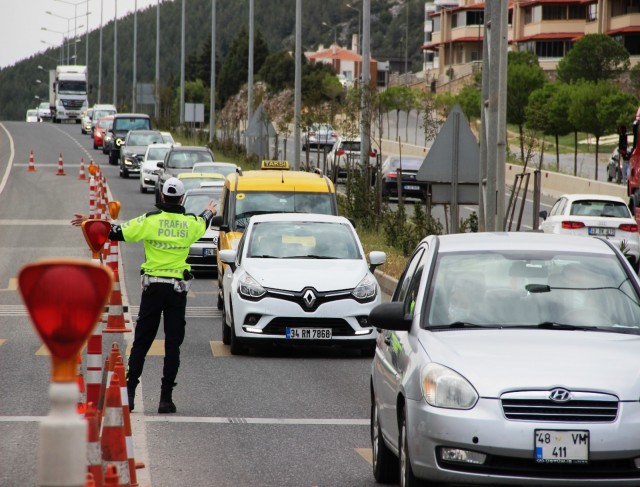 Turistik ilçelerin geçiş güzergahında kilometrelerce araç kuyruğu oluştu