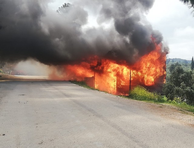 Güneş panelinin patlayan aküsü 2 bağ evini küle çevirdi