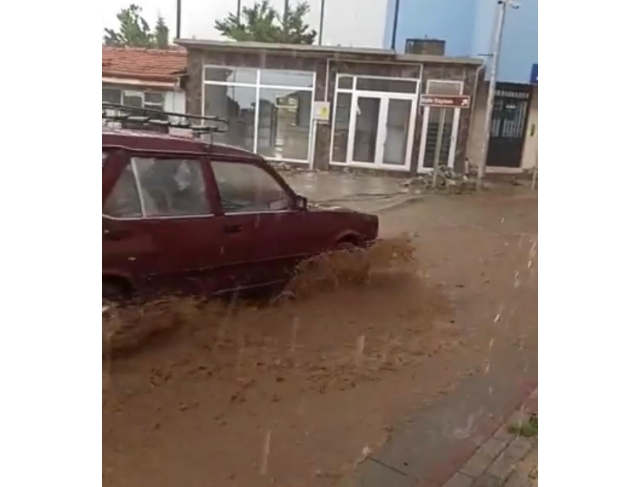 Günlerdir beklenen yağış, bıçağın merkezinde sele dönüştü