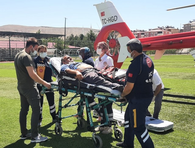 Sağlık personelinin imdadına ambulans helikopter yetişti